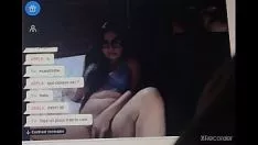 Abspielen Eine andere Videoaufnahme meldet sich bei einer Frau mit Brille