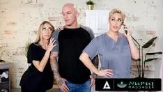 Jouer Nuruknead ryan reely et khloe kapri veulent chacun un service inhabituel pour remplir ce nœud
