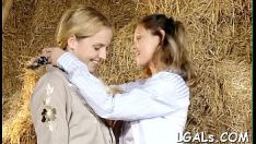 Riproduci I cuties quaternity che si fanno scopare dalla gioia della tribù stanno sfogliando e sconfiggendo