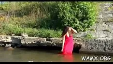 Oynat J. çoğunluk ergen bir çivi oyuncak için su birikintisi içinde anne ile mutlu