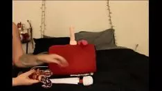 تشغيل تضع Bbw brunet كوبًا على قطتها القطة