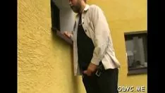 Reproducir el hombre mayor se da cuenta y golpea a la adolescente