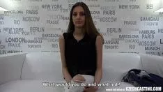 Jouer 19 ans. Denisa doit être une simulation