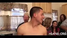 Redare Weighty Sashay în ieșirile ei ude