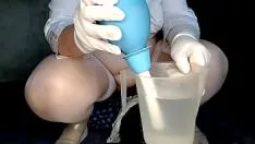 Jouer Clyster pour le vagin de la prise sur le devant du rôle affecté