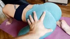 Jouer Gros cul se fait baiser par demi-frère plus tard au gymnase