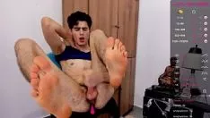 تشغيل كونور جون ويسلي يرتدي قميصه