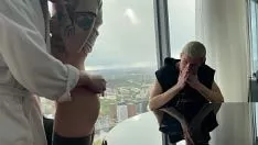 Reproduzir Um cara fode uma senhorita por um passeio por dinheiro