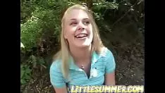 Abspielen Weiche sommerliche Detritionstitten und Daumendrücken im Wald