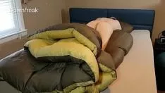 Reproducir Sacudir el devoto de la corona de la chaqueta se acostó con su gran simpatizante de la bolsa de bronceado oscuro y se corre allí
