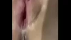 Reproducir super-vapor milf gime en el clímax más tarde toqueteando kitty-cat