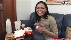 Reproducir orifico porno con una zorra morena tetona y con río de leche y comida sólida