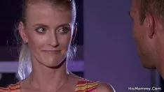 Odtwórz Jego cycata mama uwodzi i flirtuje nastoletnią panienkę