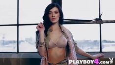 再生 快適な巨乳熟女モーガン・ハウェブクは、ホットな親密なアパレルに座って、ホーンを鳴らしました