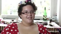 Redare Ies de altădată: bebeluș neprofesionist cu sânii mari, cu o groază sfântă