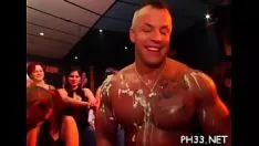 Odtwórz Slatterns mielą umiarkowaną gumę w pałce
