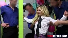 Riproduci Una banda di ladri di adolescenti biondi sorretta da orologi