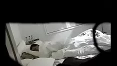 Putar Mamma menggosok satu mantra di kamar mandi