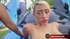 Putar Partai politik genangan dengan rambut coklat yang tidak biasa