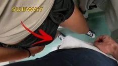 Putar Sepatu karet atrisi di kucing-kucingnya atau mengenakan pakaian di jalan bawah tanah dan dia menyukainya