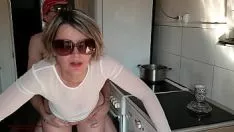 Redare Karina supurată milf persoană de sex feminin și slattern își umple fundul -100% neprofesional anulare