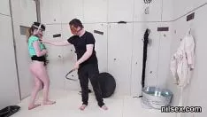 تشغيل المراهق Slatternty هو مأوى في مأوى من أجل التعامل المهجور