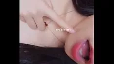 Reproducir Mujer noble de seda ennegrecida actuando con tetas, yin y corona, objetivos de goteo de perfume de aceite