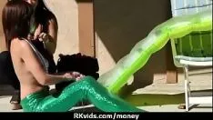 تشغيل يريد Coed النقد في 8