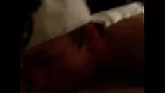 Afspelen Adolescent neukt hgaeliclf met een grote dildo