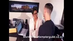 Odtwórz Nagranie wideo 6 - nauczycielka mamuśki rucha się z naukowcem