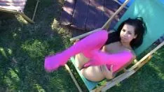 Jouer Wet teen kiki18 feuilletant sa douceur minou au bord de la flaque d'eau