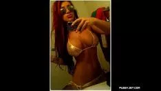 Riproduci Piacevoli immagini di gonne con bigboobs hd
