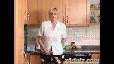 Odtwórz Rogaty blond babcia w seksownej kobiecie do orgazmu z wibratorem