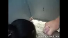 Redare Fată brunetă fierbinte risipește sever sashay