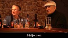 Abspielen Dare Blonde lutscht zwei alte Gummischuhe ein