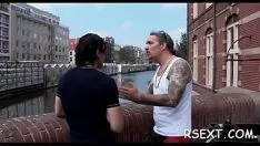 播放 有角的妓女在窒息处被折腾，并在荒野中狂野地吸进一个狂妄的刑警