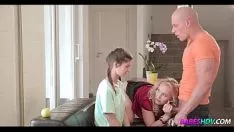 Abspielen Blonde MILF und enge 11