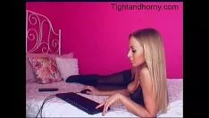Abspielen Heiße Blondine tritt mit hgaeliclf vor der Webcam auf - fastandhorned.com