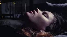 Reproduzir Garota apertada ela bate sozinha na cama explorando seu brinquedo sexual