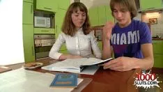 Reproducir Mujer caliente de la casa semen en la faringe