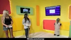 تشغيل مراهقة ساخنة تفجر حدودها بشدة للحصول على المال في 25