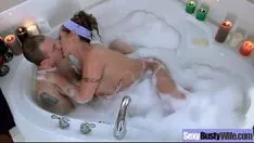 Oynat Evin tombul kadını televizyon kamera hareketinde sert bir şekilde seks yapıyor.