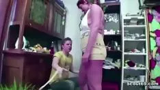 Reproduzir Milf superprotetora faz o jovem pisar no filho para transar com ela na bunda