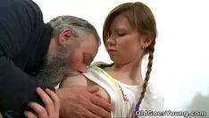 Jouer Vieux devient jeune - aflaam a des seins doux et impertinents