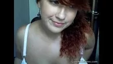 Reproducir La pelirroja pechugona se pone de pie en la webcam