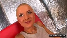 Riproduci Una calda ragazza rasata ricorda questo desiderio di modellare il porno...