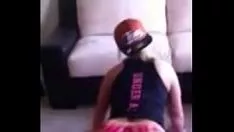Reproduzir Adolescente loira má e branqueada com uma bunda incrível revela suas habilidades de batedora de twerworld