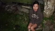 Abspielen Asiatisches Mädchen ohne Zuhause wird rasiert, ins Gesicht gefickt und nett behandelt
