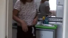 播放 我喜欢自慰，看着我的继子在我面前自慰和射精