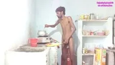 Riproduci Rajeshplayboy993 cucina curry, si masturba il cazzo, si sditalina il buco del culo